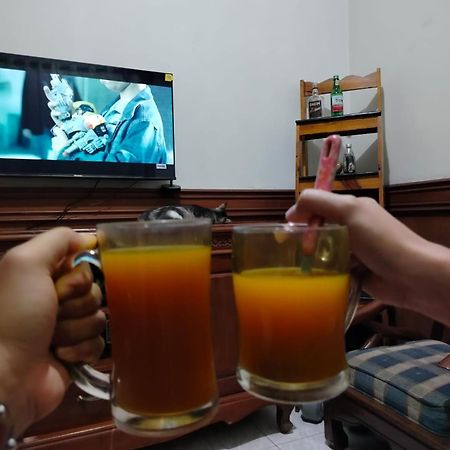 Human House Bed & Breakfast Surabaya Bagian luar foto