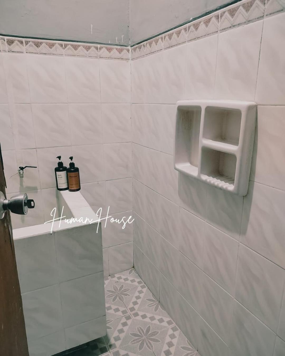 Human House Bed & Breakfast Surabaya Bagian luar foto