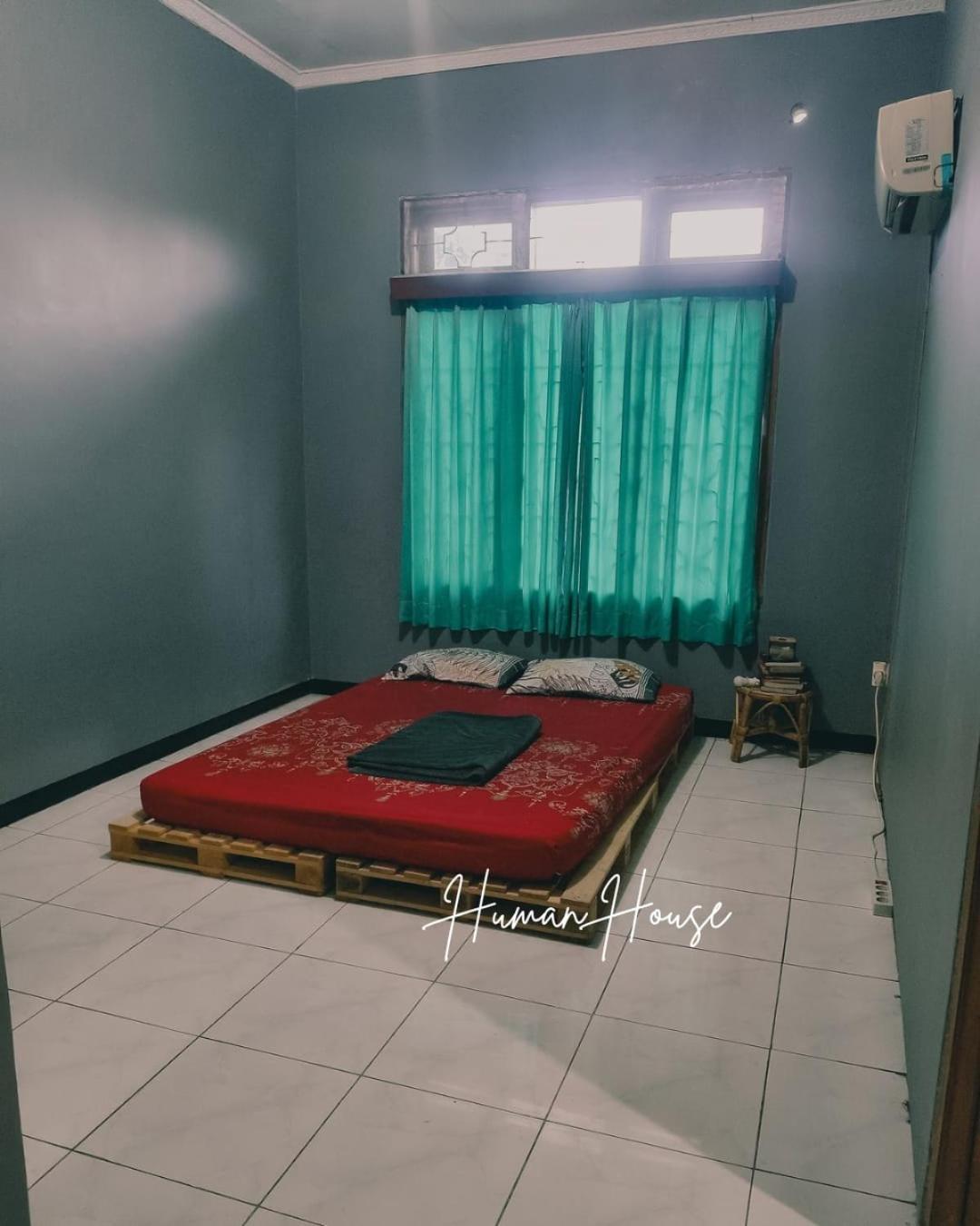 Human House Bed & Breakfast Surabaya Bagian luar foto